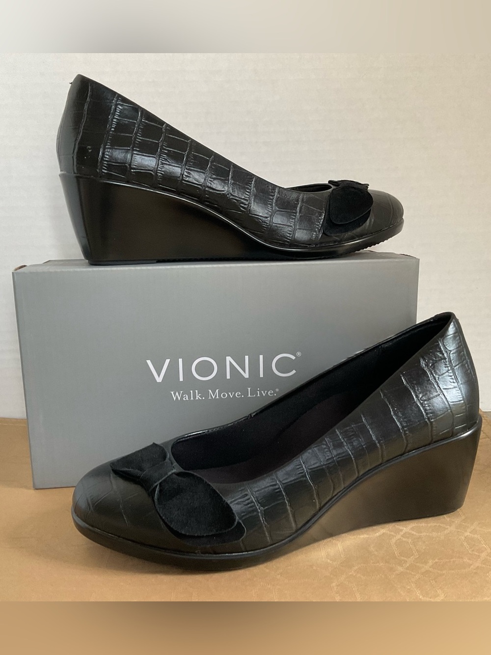 Vionic Lena Orthoheel Black Leather Croc-Embossed Wedge Pumps with Bow Size 8